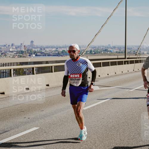 03.10.2025 - Köhlbrandbrückenlauf Michael Burmester http://msf.ph/oto/9039395 03.10.2025 12:18:54 Position 1 6552, 6458 meine-sportfotos.de