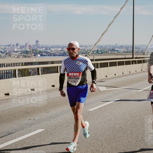 03.10.2025 - Köhlbrandbrückenlauf Michael Burmester http://msf.ph/oto/9039398 03.10.2025 12:18:54 Position 1 6552, 6458 meine-sportfotos.de