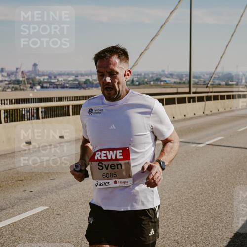 03.10.2025 - Köhlbrandbrückenlauf Michael Burmester http://msf.ph/oto/9039410 03.10.2025 12:18:57 Position 1 6085 meine-sportfotos.de