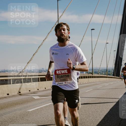 03.10.2025 - Köhlbrandbrückenlauf Michael Burmester http://msf.ph/oto/9039461 03.10.2025 12:19:24 Position 1 6086 meine-sportfotos.de