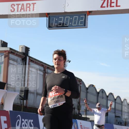 03.10.2025 - Köhlbrandbrückenlauf Luisa Fischer http://msf.ph/oto/9039481 03.10.2025 13:30:01 Ziel 4459, 4825, 5369, 5398, 5587, 5621, 5930, 5944, 6234, 6570, 6698 meine-sportfotos.de