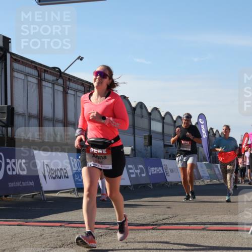 03.10.2025 - Köhlbrandbrückenlauf Luisa Fischer http://msf.ph/oto/9039516 03.10.2025 13:30:08 Ziel 4459, 5038, 5079, 5151, 5153, 5161, 5369, 5398 meine-sportfotos.de