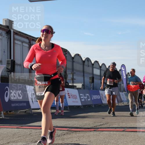 03.10.2025 - Köhlbrandbrückenlauf Luisa Fischer http://msf.ph/oto/9039517 03.10.2025 13:30:08 Ziel 4459, 5038, 5079, 5151, 5153, 5161, 5369, 5398 meine-sportfotos.de