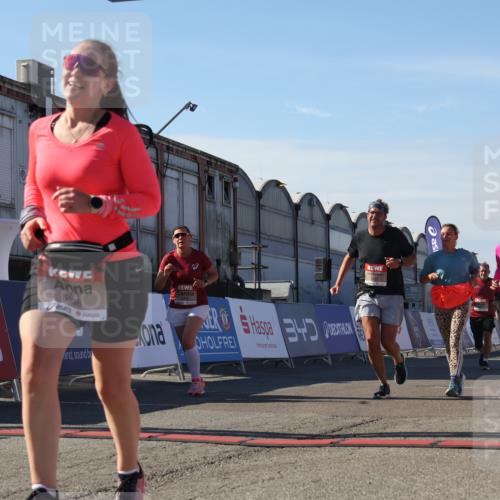 03.10.2025 - Köhlbrandbrückenlauf Luisa Fischer http://msf.ph/oto/9039521 03.10.2025 13:30:08 Ziel 4459, 5038, 5079, 5151, 5153, 5161, 5369, 5398 meine-sportfotos.de