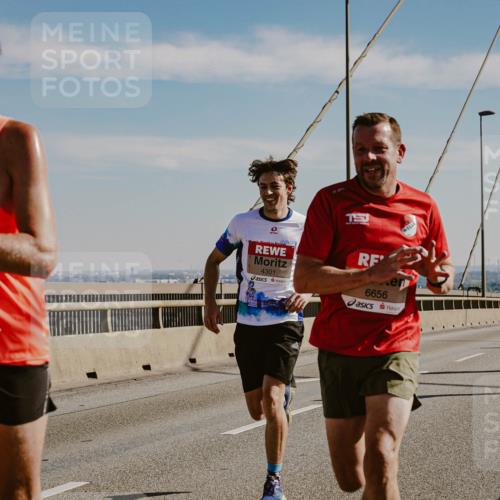 03.10.2025 - Köhlbrandbrückenlauf Michael Burmester http://msf.ph/oto/9039534 03.10.2025 12:19:38 Position 1 4019, 15, 4301, 6656 meine-sportfotos.de