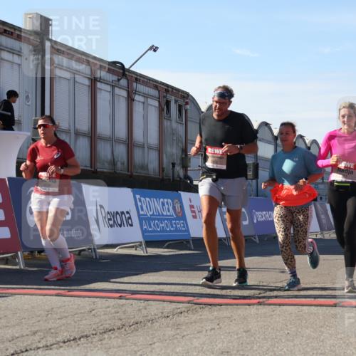 03.10.2025 - Köhlbrandbrückenlauf Luisa Fischer http://msf.ph/oto/9039536 03.10.2025 13:30:10 Ziel 4459, 5038, 5079, 5151, 5153, 5161, 5369, 5398 meine-sportfotos.de