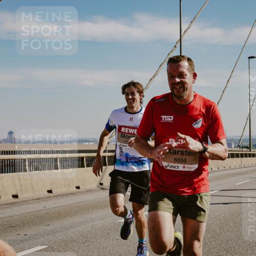 03.10.2025 - Köhlbrandbrückenlauf Michael Burmester http://msf.ph/oto/9039538 03.10.2025 12:19:38 Position 1 9, 43, 6656 meine-sportfotos.de