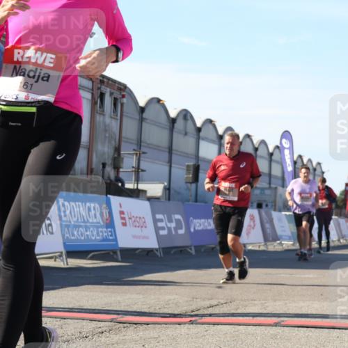 03.10.2025 - Köhlbrandbrückenlauf Luisa Fischer http://msf.ph/oto/9039564 03.10.2025 13:30:12 Ziel 4459, 5038, 5079, 5151, 5153, 5161, 5174, 5398 meine-sportfotos.de