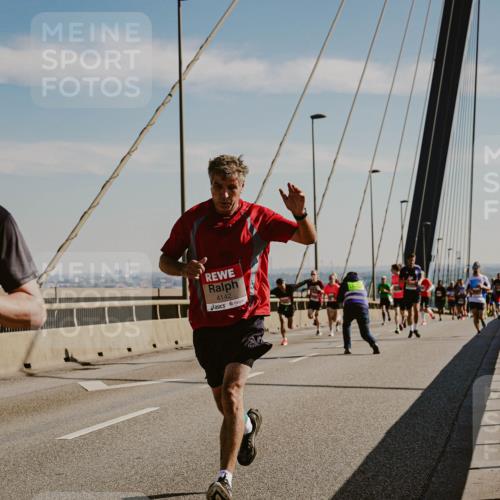 03.10.2025 - Köhlbrandbrückenlauf Michael Burmester http://msf.ph/oto/9039565 03.10.2025 12:19:48 Position 1 5786, 4142 meine-sportfotos.de