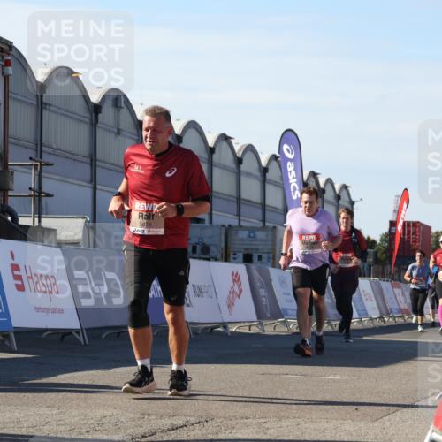 03.10.2025 - Köhlbrandbrückenlauf Luisa Fischer http://msf.ph/oto/9039567 03.10.2025 13:30:12 Ziel 4459, 5038, 5079, 5151, 5153, 5161, 5174, 5398 meine-sportfotos.de