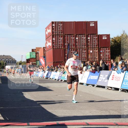 03.10.2025 - Köhlbrandbrückenlauf Lena Gebhardt http://msf.ph/oto/9039568 03.10.2025 12:55:58 Ziel 5966, 6480, 6778 meine-sportfotos.de