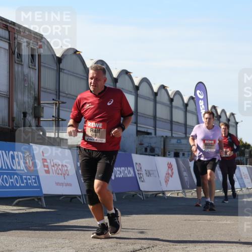 03.10.2025 - Köhlbrandbrückenlauf Luisa Fischer http://msf.ph/oto/9039570 03.10.2025 13:30:13 Ziel 4459, 5038, 5079, 5151, 5153, 5161, 5174, 5398, 6219 meine-sportfotos.de