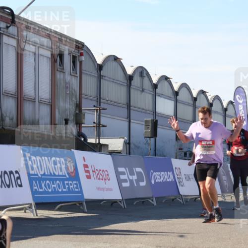03.10.2025 - Köhlbrandbrückenlauf Luisa Fischer http://msf.ph/oto/9039583 03.10.2025 13:30:14 Ziel 4459, 4823, 5038, 5079, 5151, 5153, 5161, 5174, 5398, 6219 meine-sportfotos.de
