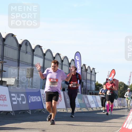 03.10.2025 - Köhlbrandbrückenlauf Luisa Fischer http://msf.ph/oto/9039586 03.10.2025 13:30:15 Ziel 4823, 5038, 5079, 5151, 5153, 5161, 5174, 5233, 5398, 6219 meine-sportfotos.de
