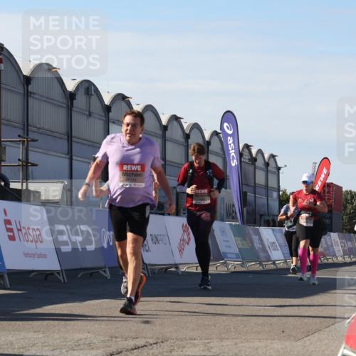 03.10.2025 - Köhlbrandbrückenlauf Luisa Fischer http://msf.ph/oto/9039592 03.10.2025 13:30:15 Ziel 4823, 5038, 5079, 5151, 5153, 5161, 5174, 5233, 5398, 6219 meine-sportfotos.de