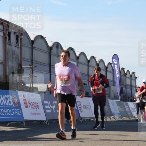 03.10.2025 - Köhlbrandbrückenlauf Luisa Fischer http://msf.ph/oto/9039594 03.10.2025 13:30:16 Ziel 4823, 5038, 5079, 5151, 5153, 5157, 5161, 5174, 5233, 5398, 6219 meine-sportfotos.de