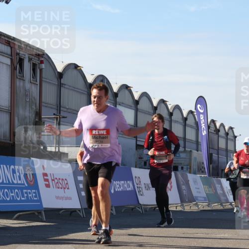 03.10.2025 - Köhlbrandbrückenlauf Luisa Fischer http://msf.ph/oto/9039598 03.10.2025 13:30:16 Ziel 4823, 5038, 5079, 5151, 5153, 5157, 5161, 5174, 5233, 5398, 6219 meine-sportfotos.de