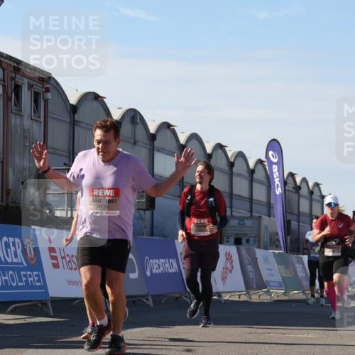 03.10.2025 - Köhlbrandbrückenlauf Luisa Fischer http://msf.ph/oto/9039601 03.10.2025 13:30:16 Ziel 4823, 5038, 5079, 5151, 5153, 5157, 5161, 5174, 5233, 5398, 6219 meine-sportfotos.de