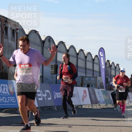 03.10.2025 - Köhlbrandbrückenlauf Luisa Fischer http://msf.ph/oto/9039603 03.10.2025 13:30:17 Ziel 4823, 5038, 5079, 5151, 5153, 5157, 5161, 5174, 5233, 5398, 6219 meine-sportfotos.de