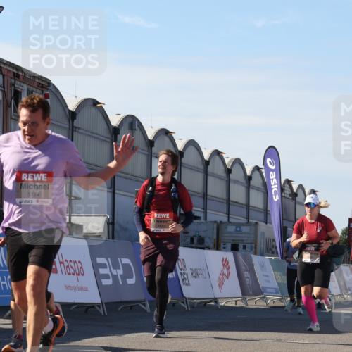 03.10.2025 - Köhlbrandbrückenlauf Luisa Fischer http://msf.ph/oto/9039607 03.10.2025 13:30:17 Ziel 4823, 5038, 5079, 5151, 5153, 5157, 5161, 5174, 5233, 5398, 6219 meine-sportfotos.de