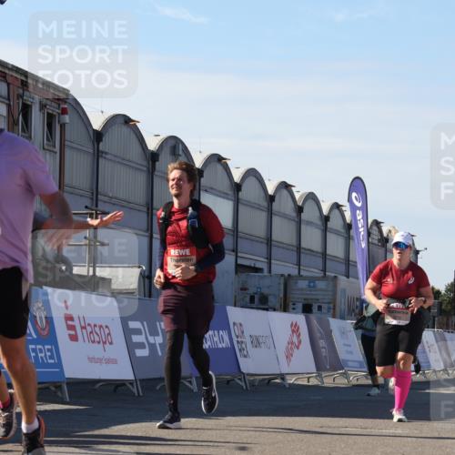 03.10.2025 - Köhlbrandbrückenlauf Luisa Fischer http://msf.ph/oto/9039609 03.10.2025 13:30:17 Ziel 4823, 5038, 5079, 5151, 5153, 5157, 5161, 5174, 5233, 5398, 6219 meine-sportfotos.de