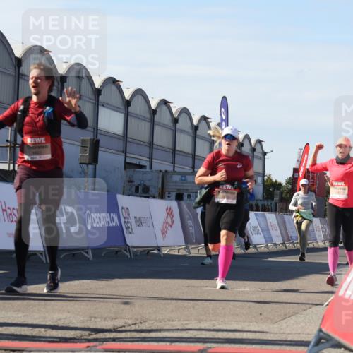 03.10.2025 - Köhlbrandbrückenlauf Luisa Fischer http://msf.ph/oto/9039614 03.10.2025 13:30:18 Ziel 4823, 5038, 5079, 5151, 5153, 5157, 5161, 5174, 5233, 6219 meine-sportfotos.de