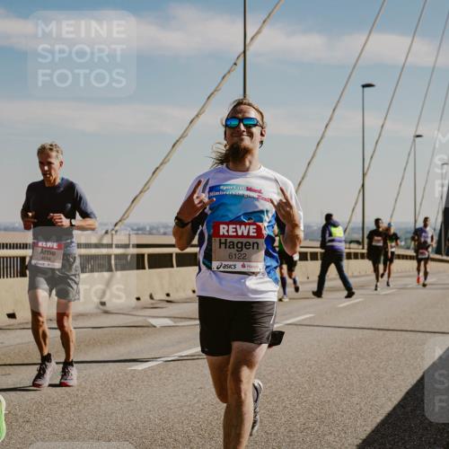 03.10.2025 - Köhlbrandbrückenlauf Michael Burmester http://msf.ph/oto/9039619 03.10.2025 12:19:56 Position 1 4034, 6122 meine-sportfotos.de