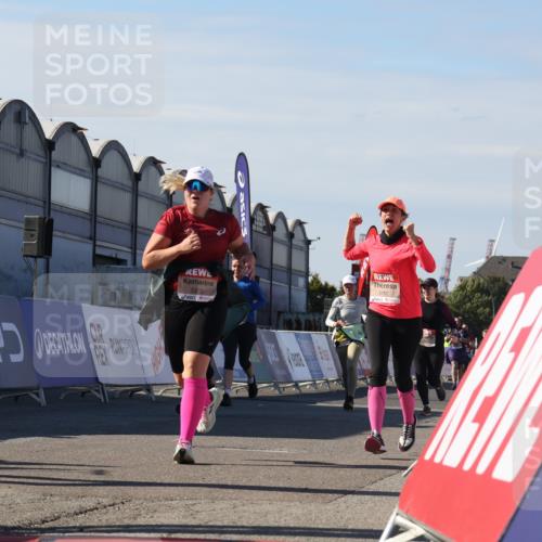 03.10.2025 - Köhlbrandbrückenlauf Luisa Fischer http://msf.ph/oto/9039622 03.10.2025 13:30:19 Ziel 4823, 5038, 5079, 5151, 5153, 5157, 5161, 5174, 5233, 6078, 6219 meine-sportfotos.de