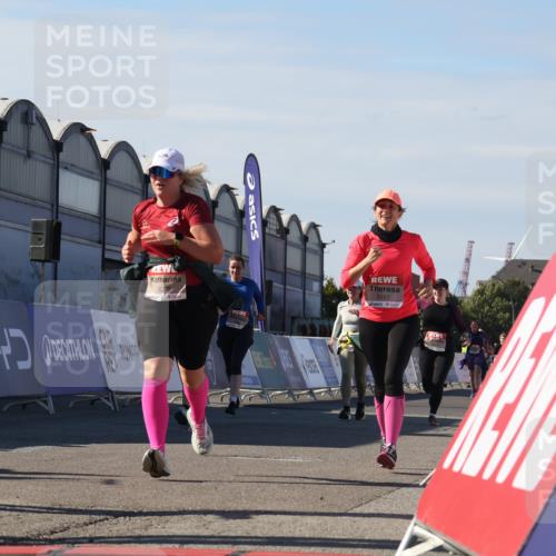 03.10.2025 - Köhlbrandbrückenlauf Luisa Fischer http://msf.ph/oto/9039625 03.10.2025 13:30:19 Ziel 4823, 5038, 5079, 5151, 5153, 5157, 5161, 5174, 5233, 6078, 6219 meine-sportfotos.de