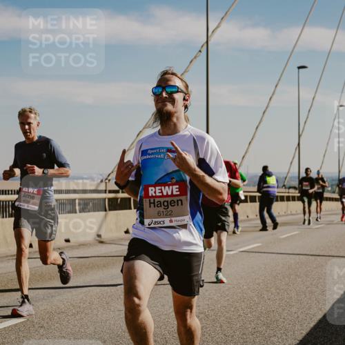 03.10.2025 - Köhlbrandbrückenlauf Michael Burmester http://msf.ph/oto/9039627 03.10.2025 12:19:56 Position 1 5710, 4034, 6122 meine-sportfotos.de