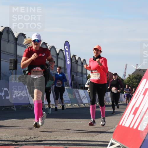 03.10.2025 - Köhlbrandbrückenlauf Luisa Fischer http://msf.ph/oto/9039628 03.10.2025 13:30:19 Ziel 4823, 5038, 5079, 5151, 5153, 5157, 5161, 5174, 5233, 6078, 6219 meine-sportfotos.de