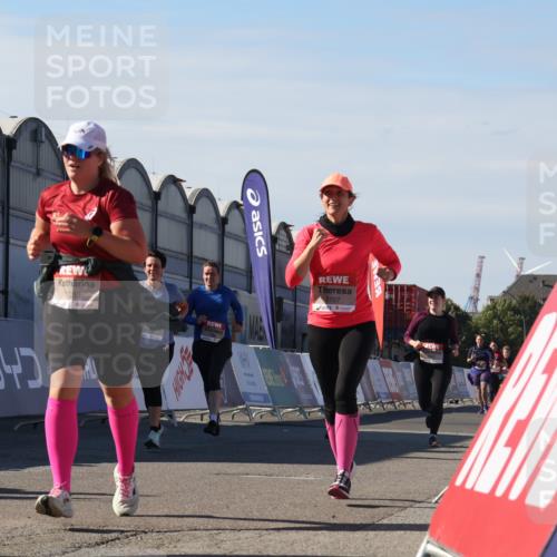 03.10.2025 - Köhlbrandbrückenlauf Luisa Fischer http://msf.ph/oto/9039632 03.10.2025 13:30:20 Ziel 4823, 4927, 5017, 5038, 5060, 5079, 5151, 5153, 5157, 5161, 5174, 5233, 6078, 6219 meine-sportfotos.de