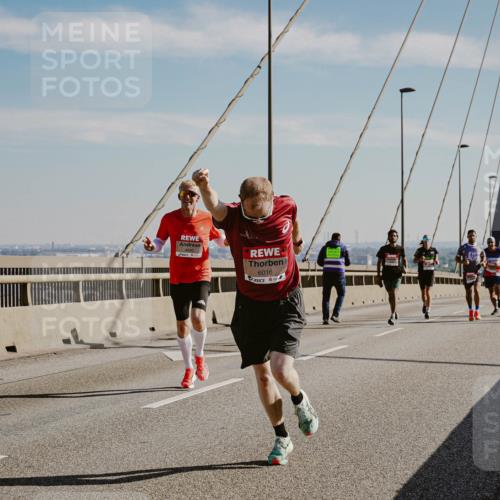 03.10.2025 - Köhlbrandbrückenlauf Michael Burmester http://msf.ph/oto/9039637 03.10.2025 12:19:57 Position 1 6016 meine-sportfotos.de