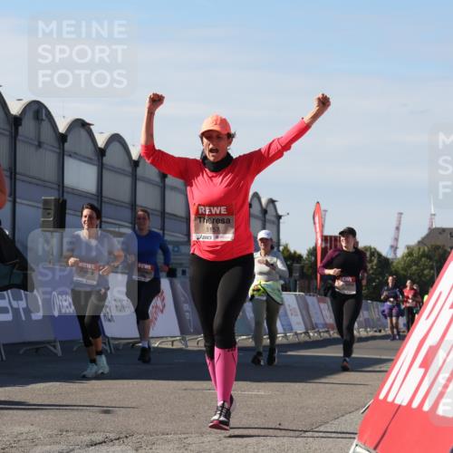 03.10.2025 - Köhlbrandbrückenlauf Luisa Fischer http://msf.ph/oto/9039639 03.10.2025 13:30:20 Ziel 4823, 4927, 5017, 5038, 5060, 5079, 5151, 5153, 5157, 5161, 5174, 5233, 6078, 6219 meine-sportfotos.de