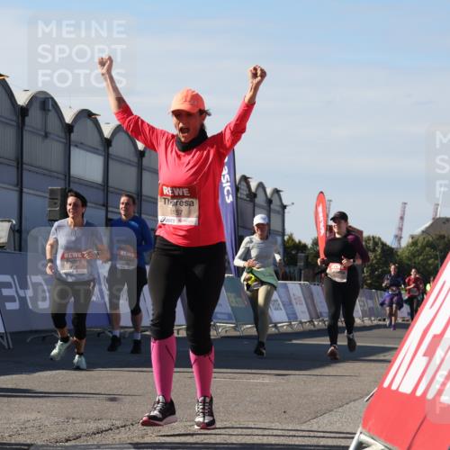 03.10.2025 - Köhlbrandbrückenlauf Luisa Fischer http://msf.ph/oto/9039640 03.10.2025 13:30:21 Ziel 4823, 4927, 5017, 5038, 5060, 5079, 5151, 5153, 5157, 5161, 5174, 5233, 6078, 6219 meine-sportfotos.de