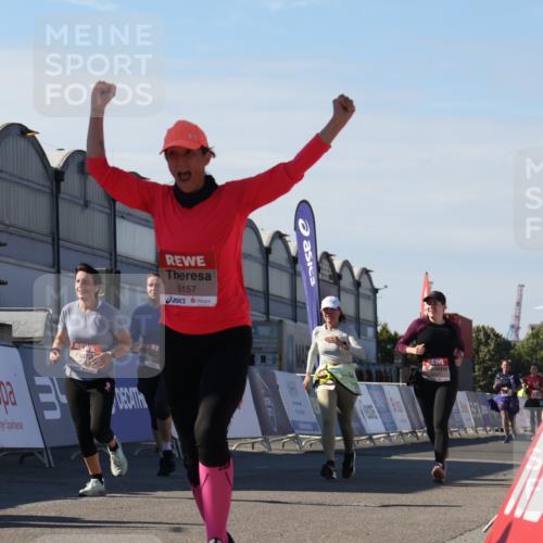 03.10.2025 - Köhlbrandbrückenlauf Luisa Fischer http://msf.ph/oto/9039644 03.10.2025 13:30:21 Ziel 4823, 4927, 5017, 5038, 5060, 5079, 5151, 5153, 5157, 5161, 5174, 5233, 6078, 6219 meine-sportfotos.de