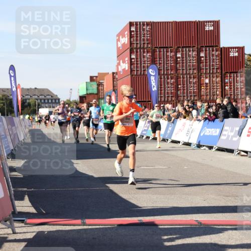 03.10.2025 - Köhlbrandbrückenlauf Lena Gebhardt http://msf.ph/oto/9039647 03.10.2025 12:56:09 Ziel 4041, 4114, 4123, 6206, 6489, 6495, 6778 meine-sportfotos.de