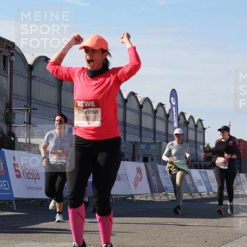 03.10.2025 - Köhlbrandbrückenlauf Luisa Fischer http://msf.ph/oto/9039649 03.10.2025 13:30:21 Ziel 4823, 4927, 5017, 5038, 5060, 5079, 5151, 5153, 5157, 5161, 5174, 5233, 6078, 6219 meine-sportfotos.de