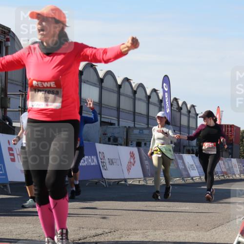 03.10.2025 - Köhlbrandbrückenlauf Luisa Fischer http://msf.ph/oto/9039652 03.10.2025 13:30:22 Ziel 4823, 4927, 5017, 5060, 5079, 5157, 5174, 5233, 6078, 6219 meine-sportfotos.de