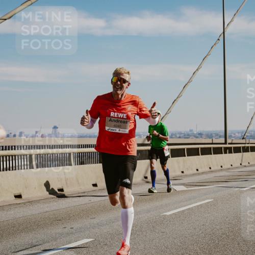 03.10.2025 - Köhlbrandbrückenlauf Michael Burmester http://msf.ph/oto/9039653 03.10.2025 12:19:59 Position 1 4040 meine-sportfotos.de