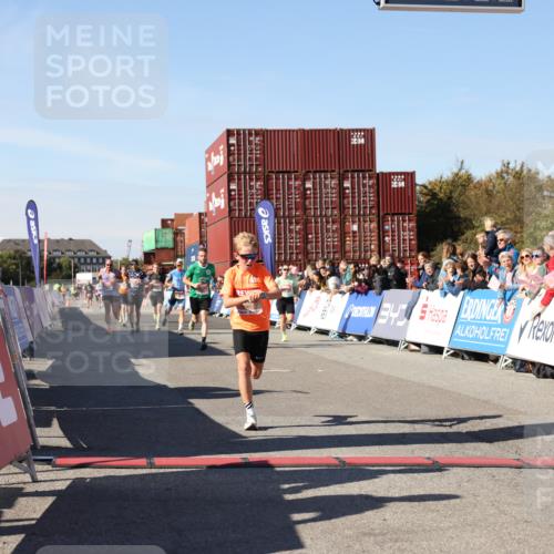03.10.2025 - Köhlbrandbrückenlauf Lena Gebhardt http://msf.ph/oto/9039654 03.10.2025 12:56:10 Ziel 4041, 4050, 4078, 4114, 4123, 5957, 6206, 6489, 6495, 6778 meine-sportfotos.de