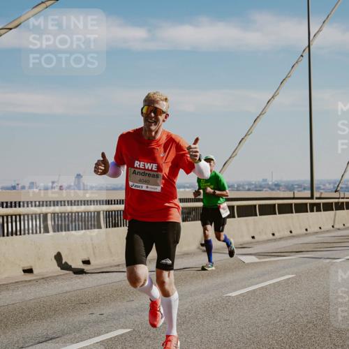 03.10.2025 - Köhlbrandbrückenlauf Michael Burmester http://msf.ph/oto/9039657 03.10.2025 12:19:59 Position 1 4040 meine-sportfotos.de