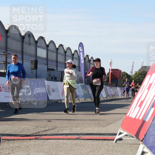 03.10.2025 - Köhlbrandbrückenlauf Luisa Fischer http://msf.ph/oto/9039660 03.10.2025 13:30:22 Ziel 4823, 4927, 5017, 5060, 5079, 5157, 5174, 5233, 6078, 6219 meine-sportfotos.de