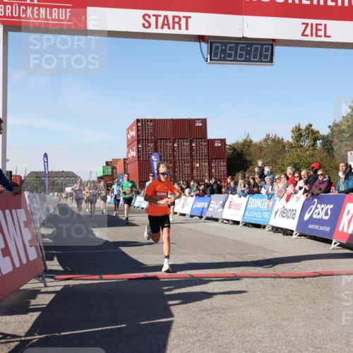 03.10.2025 - Köhlbrandbrückenlauf Lena Gebhardt http://msf.ph/oto/9039665 03.10.2025 12:56:10 Ziel 4041, 4050, 4078, 4114, 4123, 5957, 6206, 6489, 6495, 6778 meine-sportfotos.de