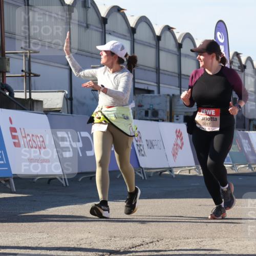 03.10.2025 - Köhlbrandbrückenlauf Luisa Fischer http://msf.ph/oto/9039674 03.10.2025 13:30:24 Ziel 4823, 4927, 5017, 5060, 5079, 5157, 5174, 5233, 6078, 6219 meine-sportfotos.de