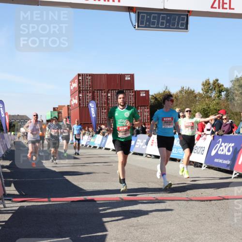 03.10.2025 - Köhlbrandbrückenlauf Lena Gebhardt http://msf.ph/oto/9039694 03.10.2025 12:56:13 Ziel 4041, 4050, 4078, 4114, 4123, 5957, 6206, 6489, 6495 meine-sportfotos.de