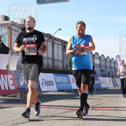 03.10.2025 - Köhlbrandbrückenlauf Luisa Fischer http://msf.ph/oto/9039784 03.10.2025 13:30:43 Ziel 4355, 4840, 4841, 4937, 5289, 5391, 6170, 6223, 6347 meine-sportfotos.de
