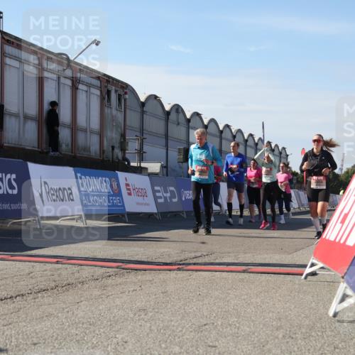 03.10.2025 - Köhlbrandbrückenlauf Luisa Fischer http://msf.ph/oto/9039802 03.10.2025 13:30:53 Ziel 4715, 4734, 4937, 5005, 5142, 5206, 5349, 5391, 5402, 5938, 6537 meine-sportfotos.de