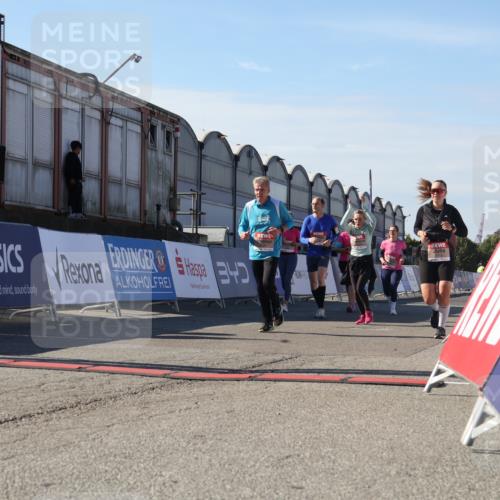 03.10.2025 - Köhlbrandbrückenlauf Luisa Fischer http://msf.ph/oto/9039805 03.10.2025 13:30:53 Ziel 4715, 4734, 4937, 5005, 5142, 5206, 5349, 5391, 5402, 5938, 6537 meine-sportfotos.de