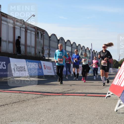 03.10.2025 - Köhlbrandbrückenlauf Luisa Fischer http://msf.ph/oto/9039809 03.10.2025 13:30:54 Ziel 4715, 4734, 4937, 5005, 5142, 5185, 5206, 5349, 5391, 5402, 5938, 6537 meine-sportfotos.de